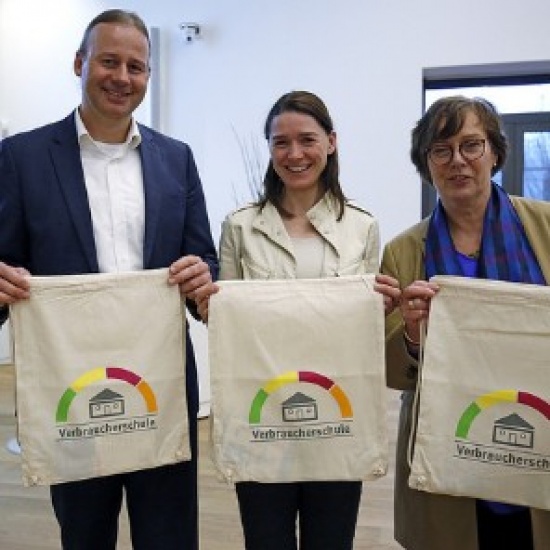 Grundschule Molkenbuhrstraße als »Verbraucherschule« ausgezeichnet Grundschule Molkenbuhrstraße als »Verbraucherschule« ausgezeichnet